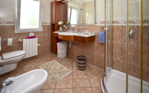 Villa Buena Vida: Badezimmer, Eigentum, Zimmer, Fliese, Interior Design, Fussboden, Grundeigentum, Gebäude, Armatur, Haus