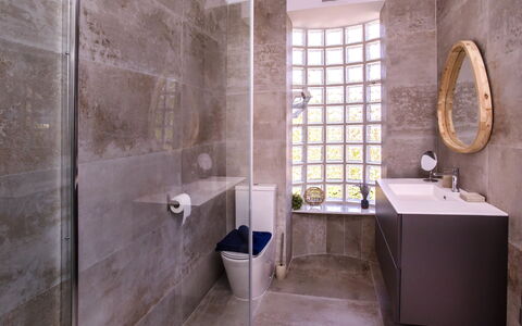 Villa Alta Vista: Spiegel, Zapfhahn, Armatur, Sinken, Bad Sink, Badezimmer, Lila, Interior Design, Haus, Fussboden