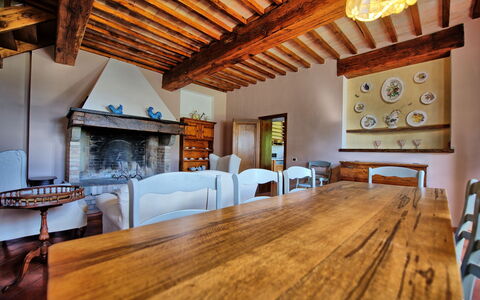 Montegufoni: Holzboden, Eigentum, Zimmer, Gebäude, Interior Design, Hartholz, Möbel, Fussboden, Decke, Holz