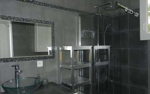 Cavoni: Badezimmer, Fliese, Eigentum, Zimmer, Glas, Duschtür, Die Architektur, Armatur, Materialeigenschaft, Interior Design