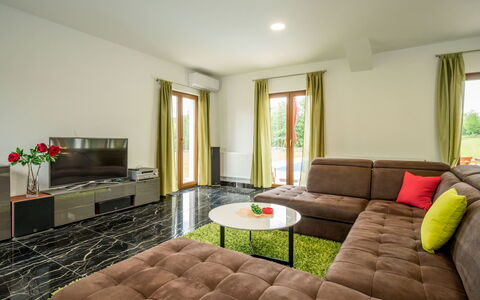 Villa Frankovići: Zimmer, Möbel, Eigentum, Interior Design, Gebäude, Wohnzimmer, Haus, Tabelle, Grundeigentum, Fussboden