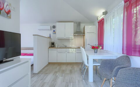 Lucija: Eigentum, Zimmer, Interior Design, Möbel, Gebäude, Fussboden, Haus, Die Architektur, Grundeigentum, Küche