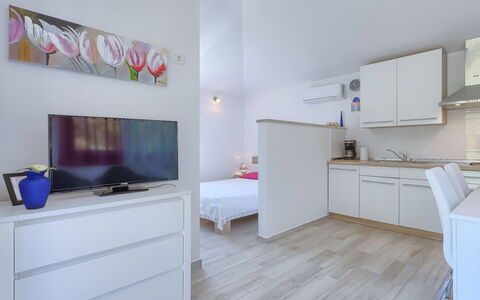 Lucija: Möbel, Zimmer, Eigentum, Interior Design, Fussboden, Bett, Schlafzimmer, Gebäude, Wand, Haus