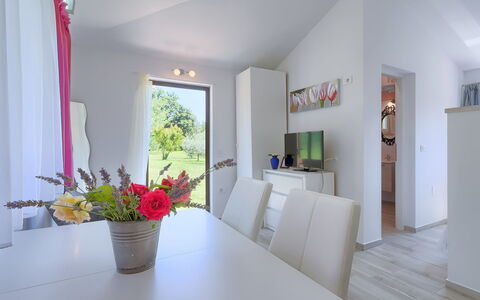 Lucija: Eigentum, Zimmer, Interior Design, Gebäude, Fussboden, Haus, Möbel, Grundeigentum, Decke, Zuhause