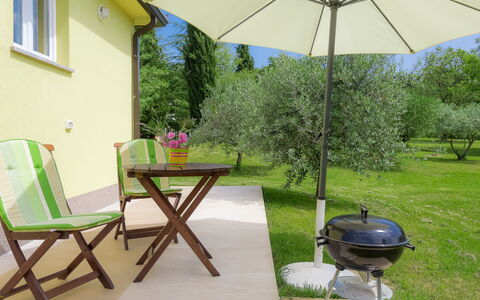 Lucija: Pflanze, Eigentum, Tabelle, Regenschirm, Grün, Gebäude, Baum, Schatten, Gartenmöbel, Interior Design