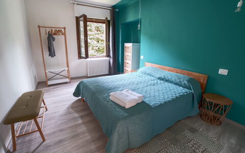La Furnaseta: Schlafzimmer, Bett, Möbel, Zimmer, Eigentum, Bettdecke, Blau, Bettrahmen, Grün, Interior Design