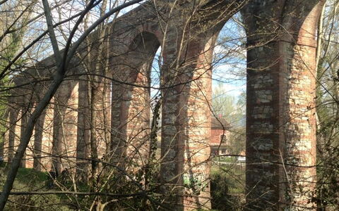 La Piccola Margherita: Viadukt, Brücke, Baum, Aquädukt, Natürlichen Umgebung, Die Architektur, Bogenbrücke, Bogen, Ast, Wald