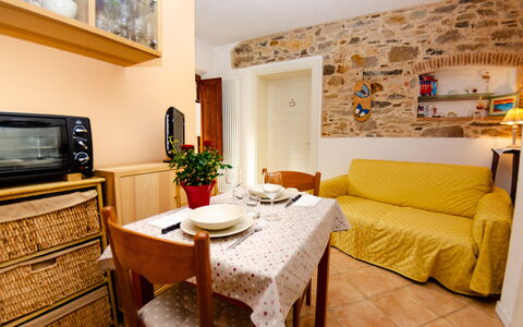 La Piccola Margherita: Zimmer, Möbel, Eigentum, Wohnzimmer, Interior Design, Gelb, Gebäude, Tabelle, Grundeigentum, Haus
