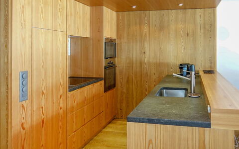 Zermatt 56: Zimmer, Countertop, Eigentum, Holzbeize, Hartholz, Sperrholz, Cabinetry, Gebäude, Holz, Fussboden