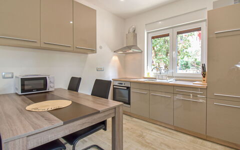Romina: Möbel, Küche, Countertop, Küchengerät, Interior Design, Cabinetry, Flooring, Holz, Major Appliance, Fussboden
