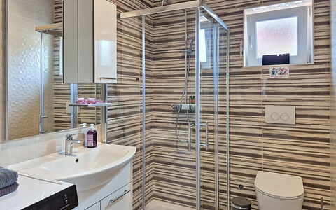 Romina: Armatur, Interior Design, Wand, Flooring, Badezimmer, Bad Sink, Sinken, Fussboden, Zapfhahn, Installation