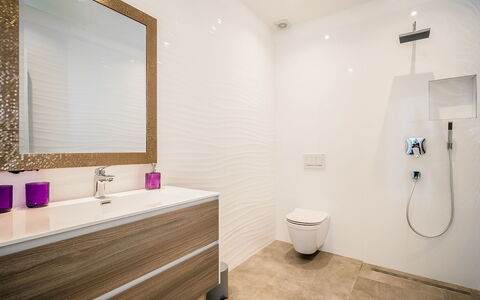 Minimal: Badezimmer, Zimmer, Eigentum, Lila, Interior Design, Fliese, Fussboden, Badewanne, Gebäude, Decke