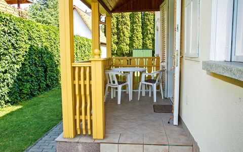 Vilma: Pflanze, Gebäude, Stuhl, Holz, Interior Design, Schatten, Veranda, Gras, Baum, Grundeigentum