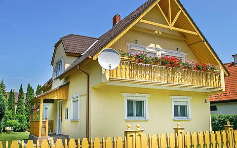 Vilma: Himmel, Gebäude, Pflanze, Fenster, Zaun, Die Architektur, Haus, Gelb, Wohngebiet, Wand