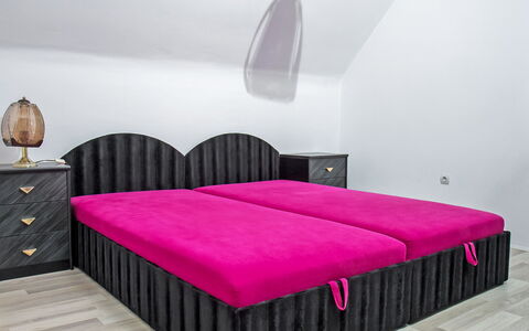 Vilma: Möbel, Komfort, Bettrahmen, Rechteck, Textil, Lila, Gebäude, Beleuchtung, Holz, Interior Design