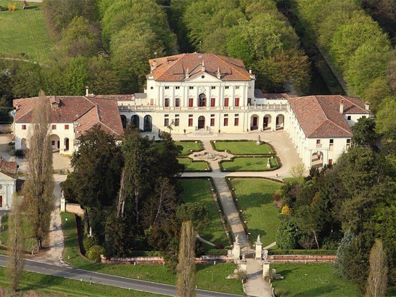 Ca' Marcello - Private Palladian villa (16th century) The self catering apartment (8-9 people) is located in the eastern wing. A private parking lot is available in the property