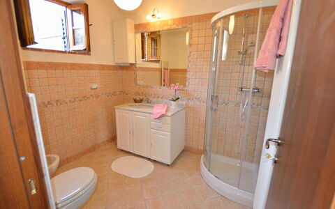 Alla Piazzetta: Zimmer, Eigentum, Badezimmer, Fussboden, Haus, Fliese, Gebäude, Grundeigentum, Interior Design, Möbel