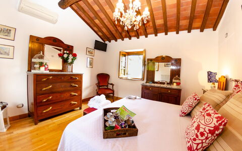 Alla Piazzetta: Zimmer, Eigentum, Schlafzimmer, Möbel, Interior Design, Bett, Haus, Gebäude, Grundeigentum, Decke