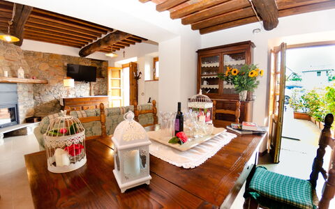 Alla Piazzetta: Eigentum, Zimmer, Gebäude, Interior Design, Haus, Möbel, Decke, Grundeigentum, Wohnzimmer, Zuhause