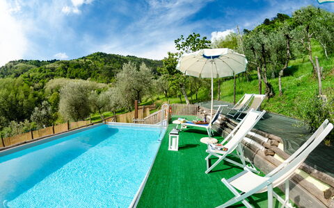 Alla Piazzetta: Schwimmbad, Eigentum, Freizeit, Grundeigentum, Resort, Haus, Gras, Estate, Gebäude, Urlaub
