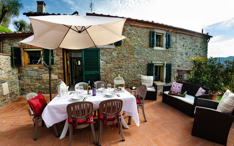 Alla Piazzetta: Eigentum, Gebäude, Restaurant, Haus, Zimmer, Grundeigentum, Hütte, Zuhause, Interior Design, Terrasse