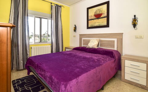Bellavista: Schlafzimmer, Bett, Möbel, Bettdecke, Zimmer, Eigentum, Matratze, Bettrahmen, Bedding, Interior Design