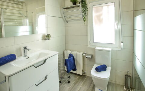 Bellavista: Eigentum, Sinken, Armatur, Lila, Badezimmerschrank, Badezimmer, Fenster, Cabinetry, Interior Design
