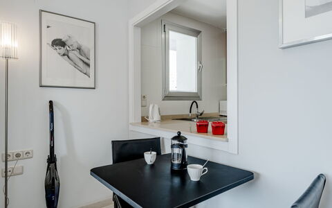 Entremares: Möbel, Interior Design, Flooring, Zimmer, Fussboden, Beleuchtung, Tabelle, Decke, Zuhause, Stuhl