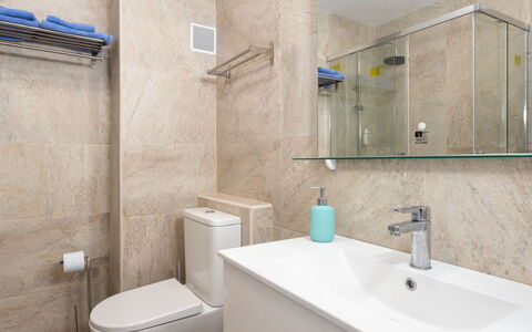 Atalaya Rio Verde: Badezimmer, Eigentum, Zimmer, Wand, Fliese, Interior Design, Die Architektur, Zapfhahn, Grundeigentum, Armatur
