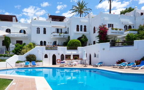 Atalaya Rio Verde: Schwimmbad, Eigentum, Gebäude, Grundeigentum, Resort, Haus, Urlaub, \Stadt, Azurblau, Zuhause