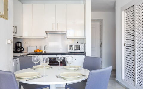 Atalaya Rio Verde: Zimmer, Weiss, Möbel, Interior Design, Eigentum, Gebäude, Küche, Decke, Countertop, Fussboden
