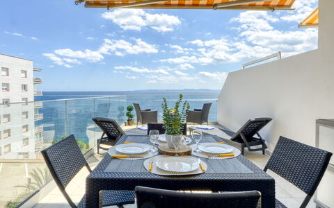 Meda Chica: Tabelle, Himmel, Wolke, Möbel, Eigentum, Stuhl, Gebäude, Wasser, Interior Design, Schatten