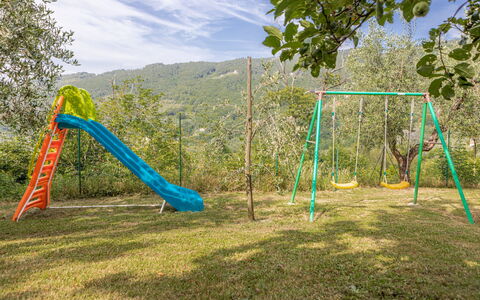 Villa Dell'angelo: Spielplatz, Schwingen, Spielmittel, Öffentlicher Raum, Spielplatz Rutsche, Grün, Menschliche Siedlung, Baum, Rutsche, Abspielen
