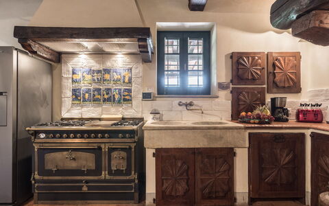 Villa Dell'angelo: Countertop, Cabinetry, Möbel, Zimmer, Küche, Eigentum, Interior Design, Fliese, Gebäude, Herd