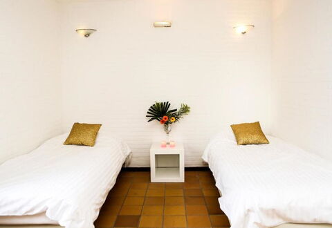 Bungalowpark Landsrade: Pflanze, Eigentum, Möbel, Komfort, Dekoration, Textil, Holz, Interior Design, Blume, Flooring