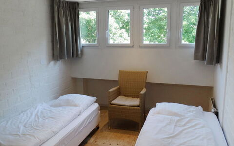 Bungalowpark Landsrade: Möbel, Fenster, Gebäude, Eigentum, Komfort, Holz, Schatten, Vorhang, Interior Design