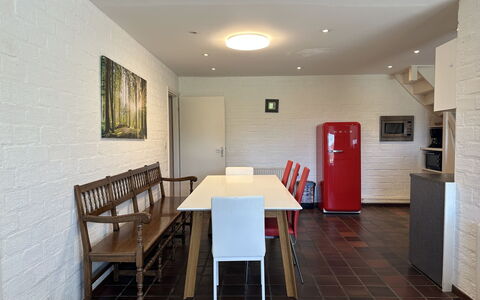 Bungalowpark Landsrade: Tabelle, Möbel, Eigentum, Stuhl, Holz, Interior Design, Gebäude, Flooring, Fussboden, Halle
