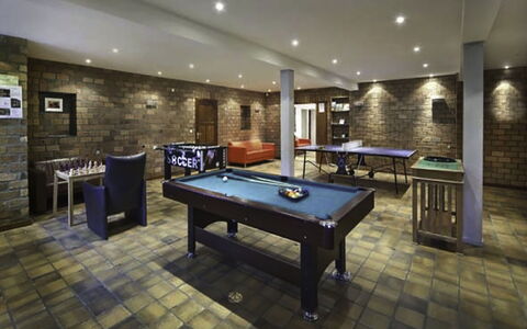 Bungalowpark Landsrade: Tabelle, Möbel, Eigentum, Billiard-Tisch, Billiard Raum, Schwimmbad, Billard, Gebäude, Erholungsraum