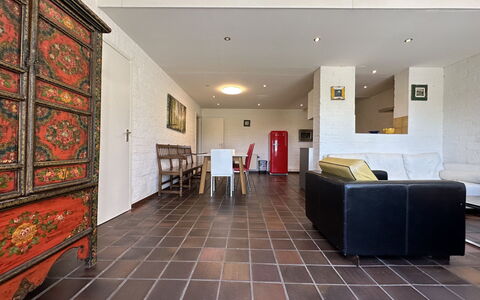 Bungalowpark Landsrade: Bilderrahmen, Halle, Zimmerpflanze, Flooring, Fussboden, Grundeigentum, Holz, Wohnzimmer, Couch