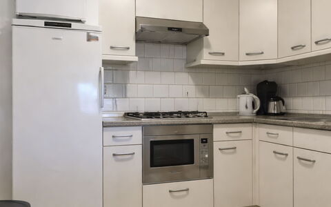 Bungalowpark Landsrade: Küchengerät, Küche, Countertop, Cabinetry, Major Appliance, Haushaltsgerät, Herd, Flooring, Herd, Interior Design