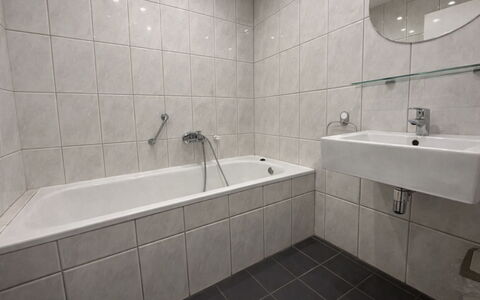 Bungalowpark Landsrade: Badezimmer, Flooring, Armatur, Wand, Fussboden, Badewanne, Interior Design, Installation, Zapfhahn, Fliese
