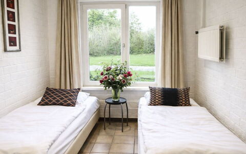 Bungalowpark Landsrade: Bett, Schlafzimmer, Fussboden, Bedding, Interior Design, Flooring, Möbel, Bettdecke, Bettrahmen, Zimmer