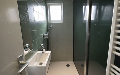 Bungalowpark Landsrade: Badezimmer, Armatur, Flooring, Fussboden, Interior Design, Installation, Zapfhahn, Bad Sink, Sinken, Toilette