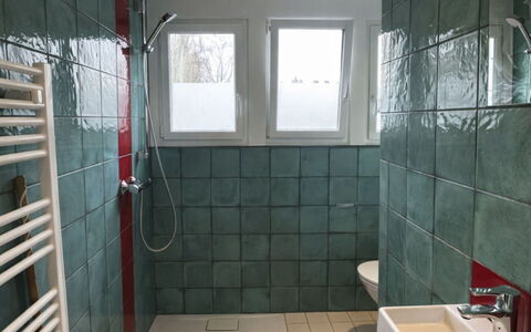 Bungalowpark Landsrade: Flooring, Wand, Armatur, Fussboden, Badezimmer, Fliese, Interior Design, Installation, Verbundwerkstoff, Zapfhahn