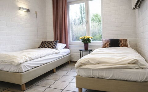 Bungalowpark Landsrade: Bett, Wand, Schlafzimmer, Bedding, Holz, Fussboden, Flooring, Bettdecke, Interior Design, Möbel