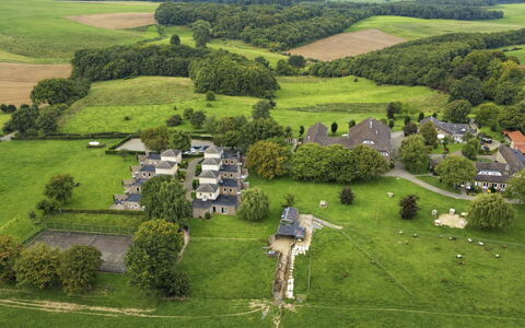 Bungalowpark Landsrade: Baum, Gras, Landschaft, Haus, Wohngebiet, Einfach, Wiese, Zuhause, Ländliches Gebiet, Grundstueck