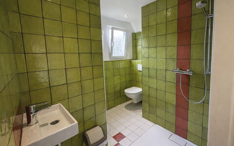 Bungalowpark Landsrade: Wand, Flooring, Armatur, Badezimmer, Fussboden, Interior Design, Bad Sink, Installation, Zapfhahn, Sinken