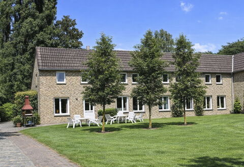 Bungalowpark Landsrade: Strauch, Haus, Zuhause, Estate, Hütte, Garten, Rasen, Garten, Bauernhaus, Landscaping