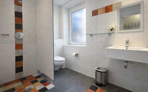 Bungalowpark Landsrade: Flooring, Interior Design, Fussboden, Decke, Armatur, Badezimmer, Verbundwerkstoff, Toilette, Fliese, Toilleten Sitz