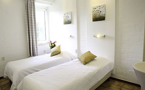 Bungalowpark Landsrade: Möbel, Komfort, Textil, Holz, Schatten, Interior Design, Gebäude, Fussboden, Bett